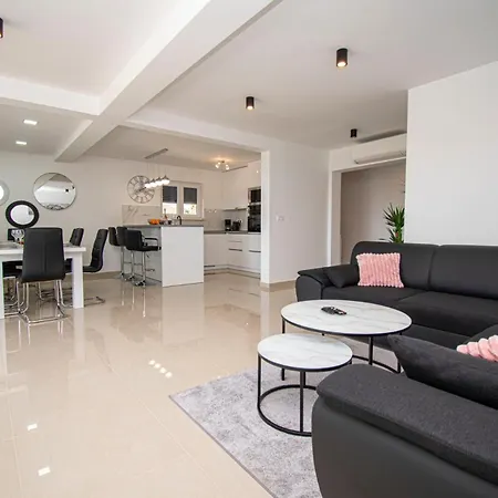 La Perla Villa